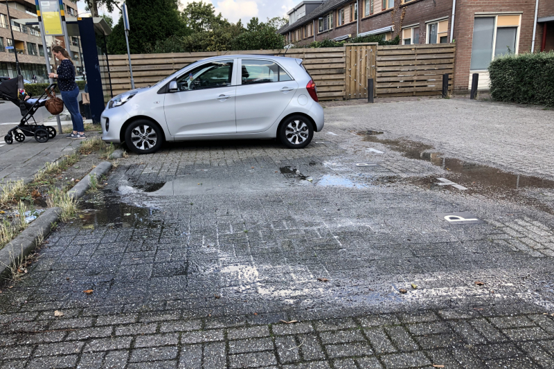 Parkeerplaats blank door kapotte waterleiding