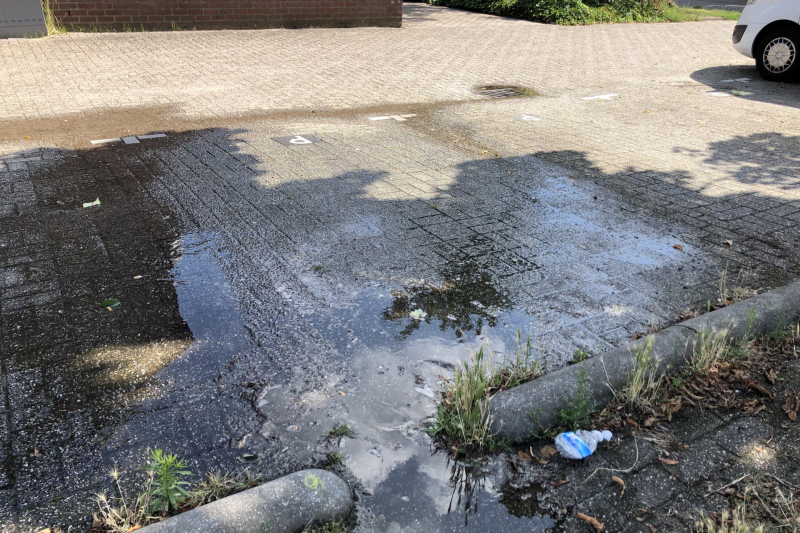 Parkeerplaats blank door kapotte waterleiding