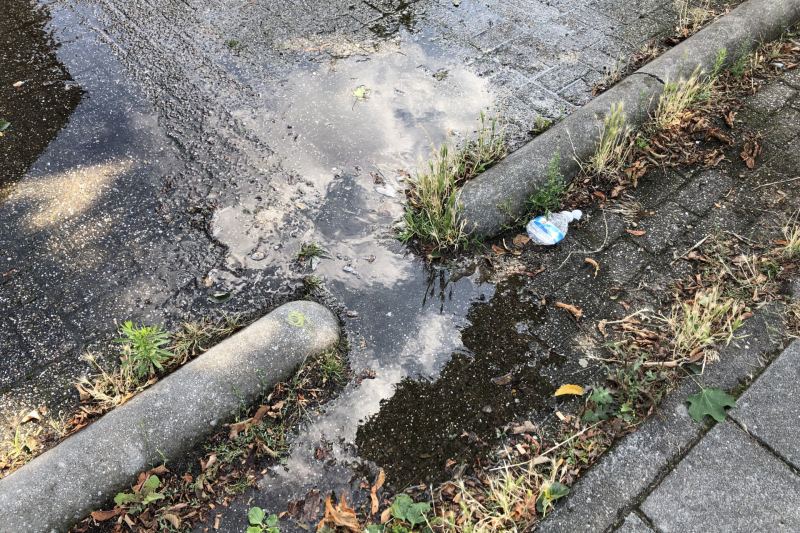 Parkeerplaats blank door kapotte waterleiding