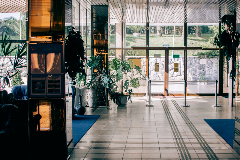 Vrouw steekt man neer in lobby van hotel