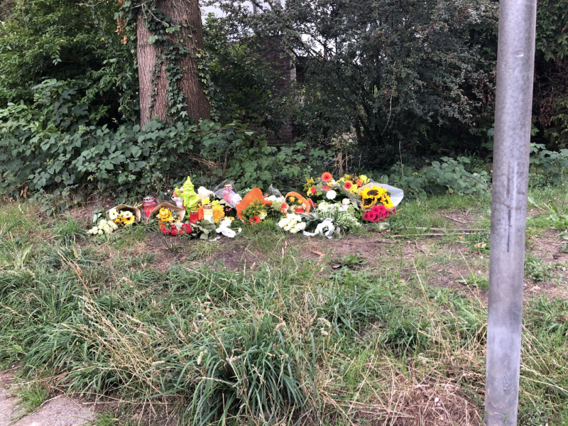 Bloemen neergelegd op plek doodgereden man (26)