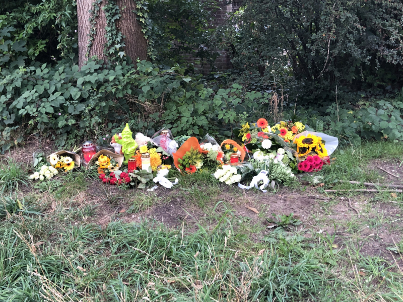 Bloemen neergelegd op plek doodgereden man (26)