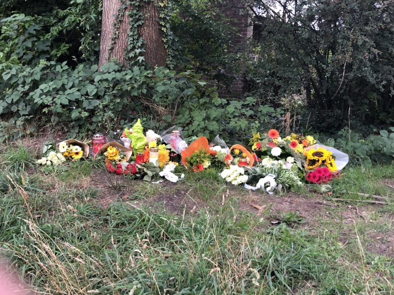 Bloemen neergelegd op plek doodgereden man (26)
