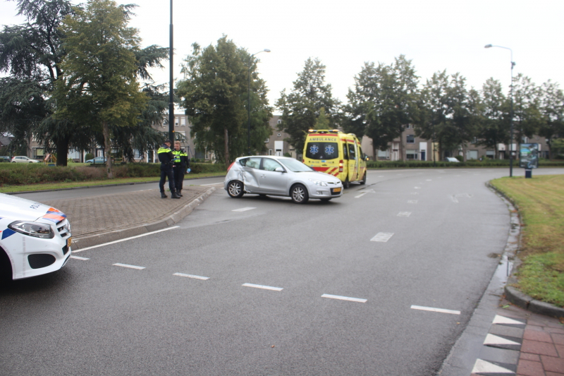 Auto botst op lantaarnpaal