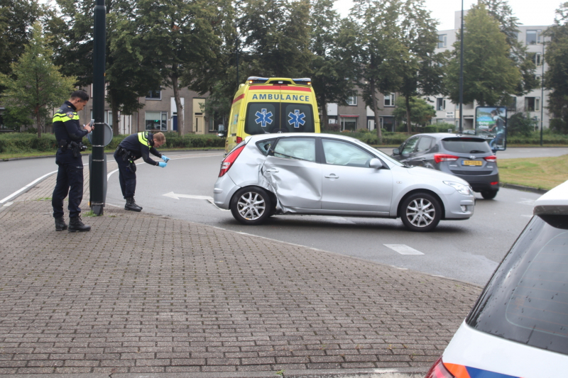 Auto botst op lantaarnpaal