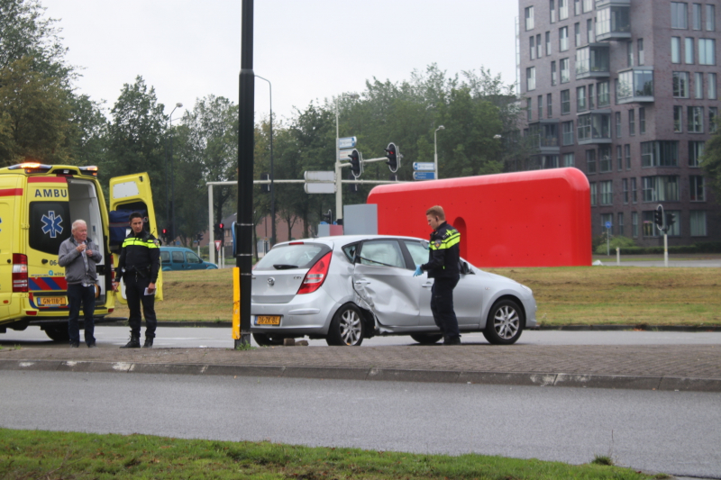 Auto botst op lantaarnpaal