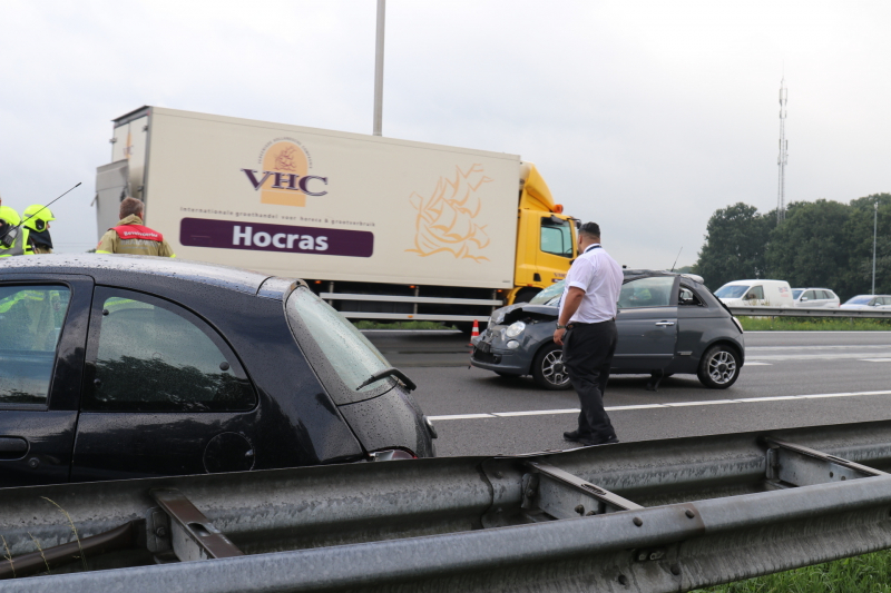 Flinke crash tussen vier voertuigen