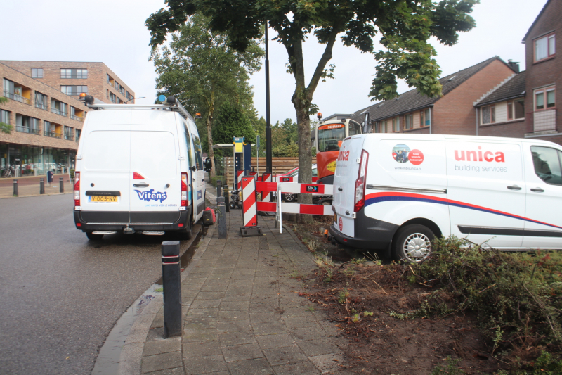 Gesprongen waterleiding onder bushalte