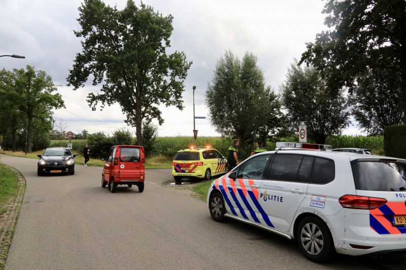 Fietser hangt aan microcar en raakt gewond