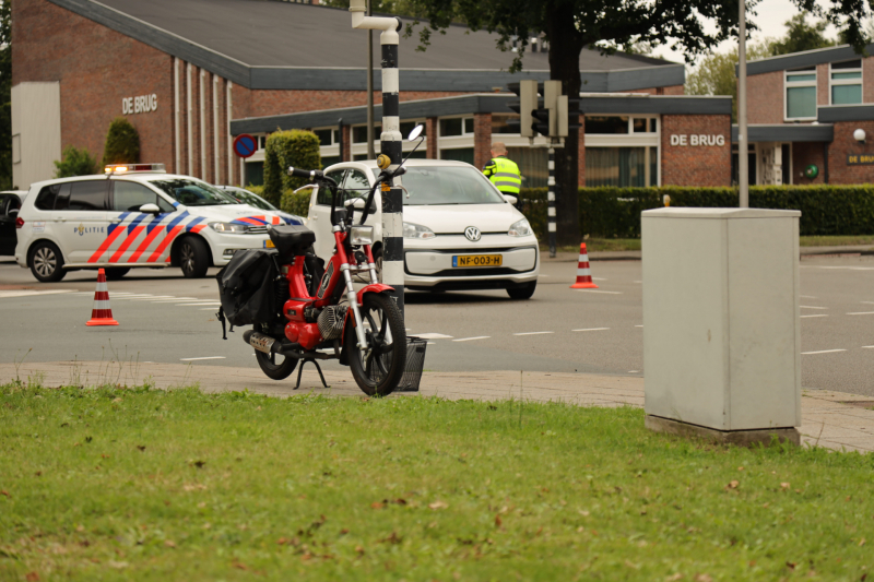 Snorscootster over de kop geslagen na aanrijding
