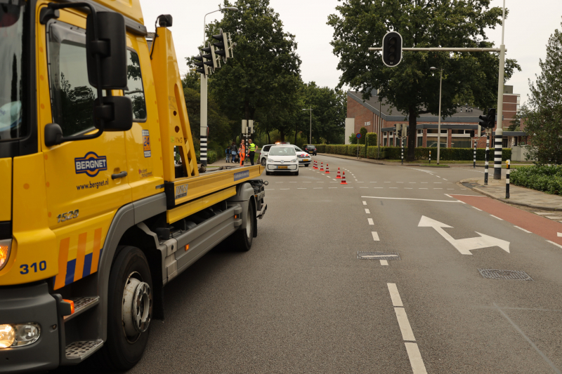 Snorscootster over de kop geslagen na aanrijding