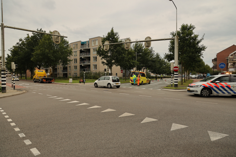 Snorscootster over de kop geslagen na aanrijding