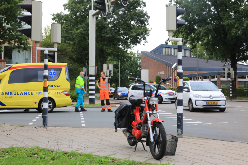 Snorscootster over de kop geslagen na aanrijding