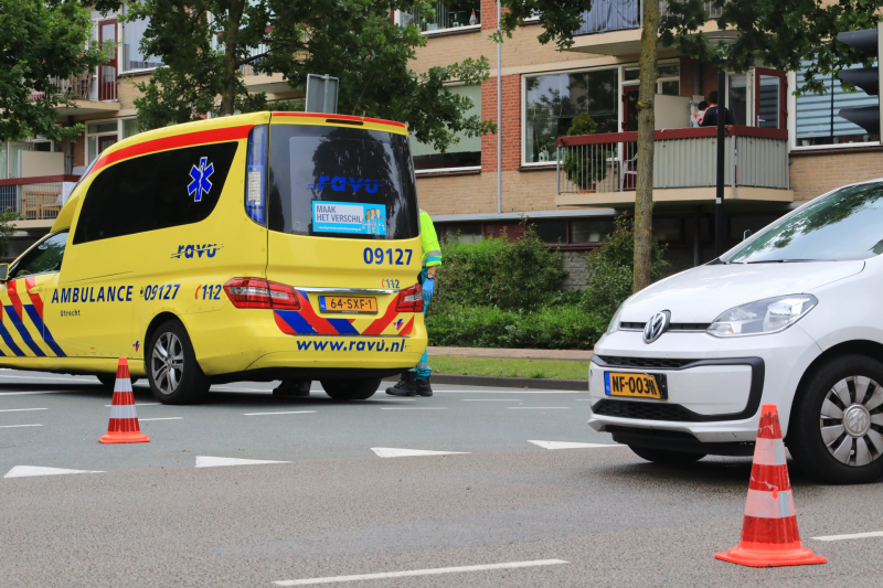 Snorscootster over de kop geslagen na aanrijding
