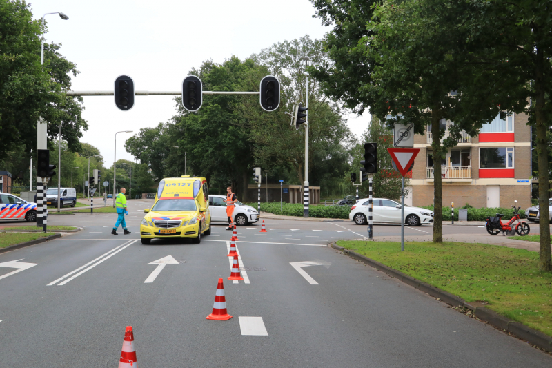 Snorscootster over de kop geslagen na aanrijding