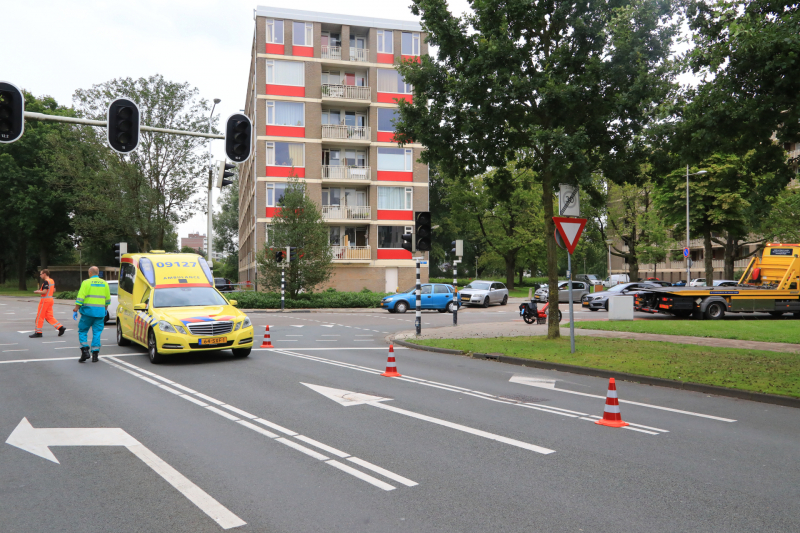 Snorscootster over de kop geslagen na aanrijding
