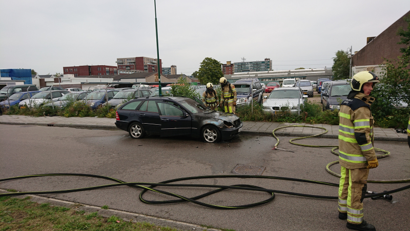 Auto vliegt spontaan in brand