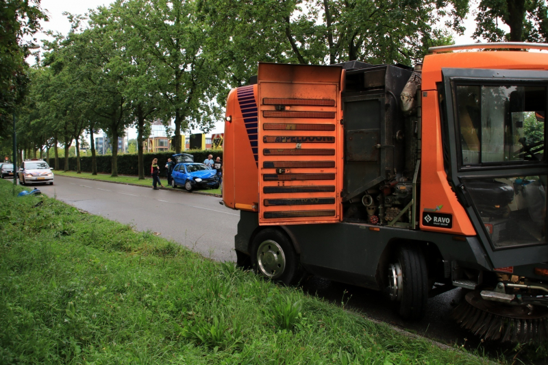 Beschonken bestuurder ramt veegwagen