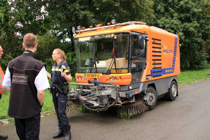 Beschonken bestuurder ramt veegwagen