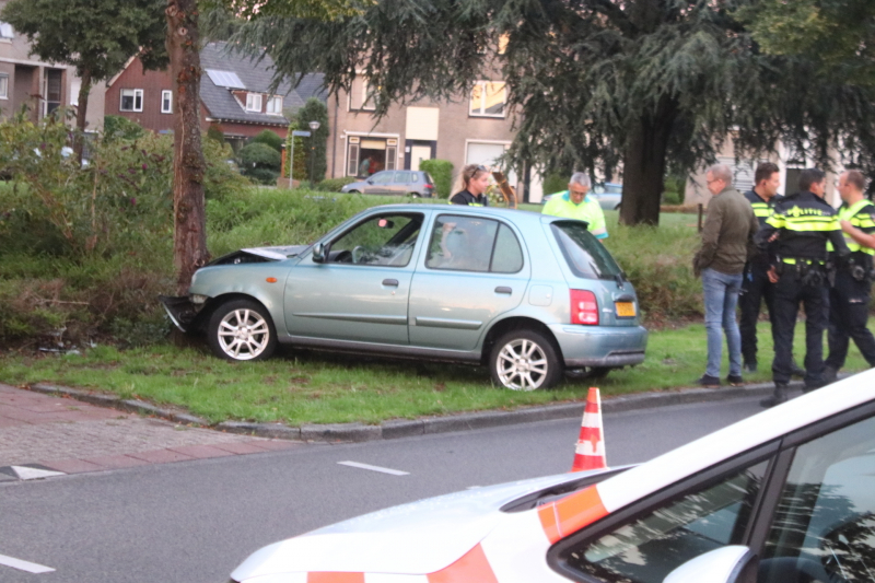 Auto botst op boom
