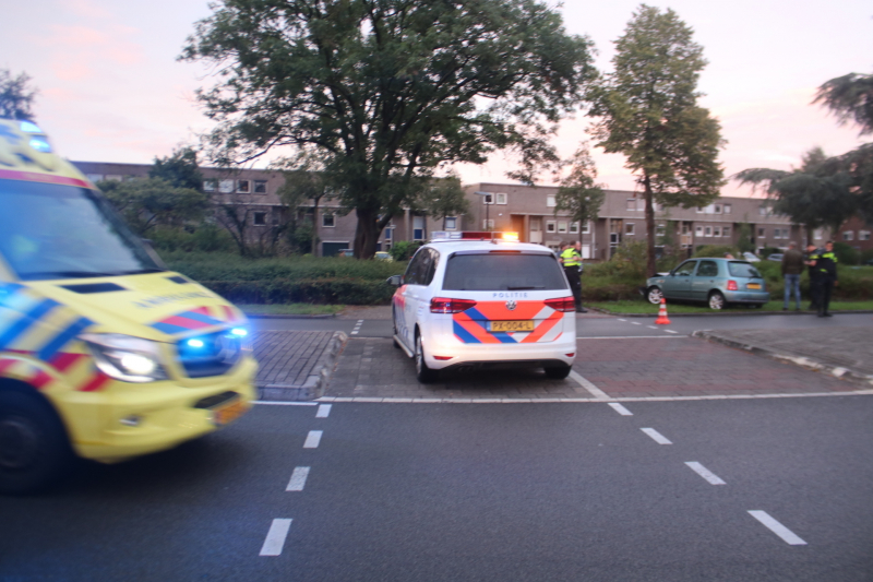 Auto botst op boom