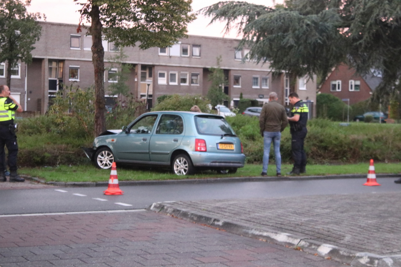 Auto botst op boom
