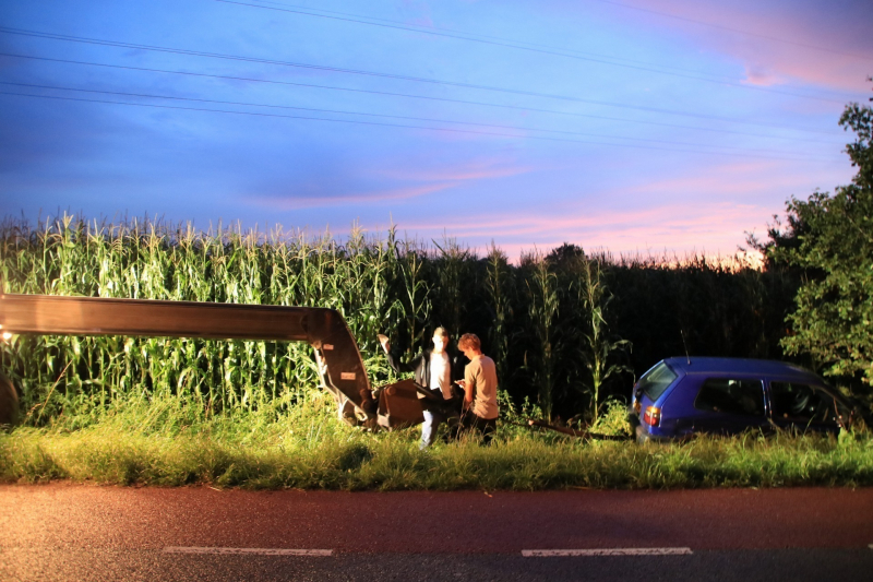 Auto belandt in sloot