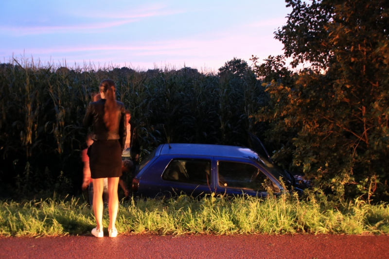 Auto belandt in sloot