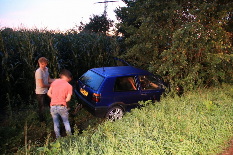 Auto belandt in sloot
