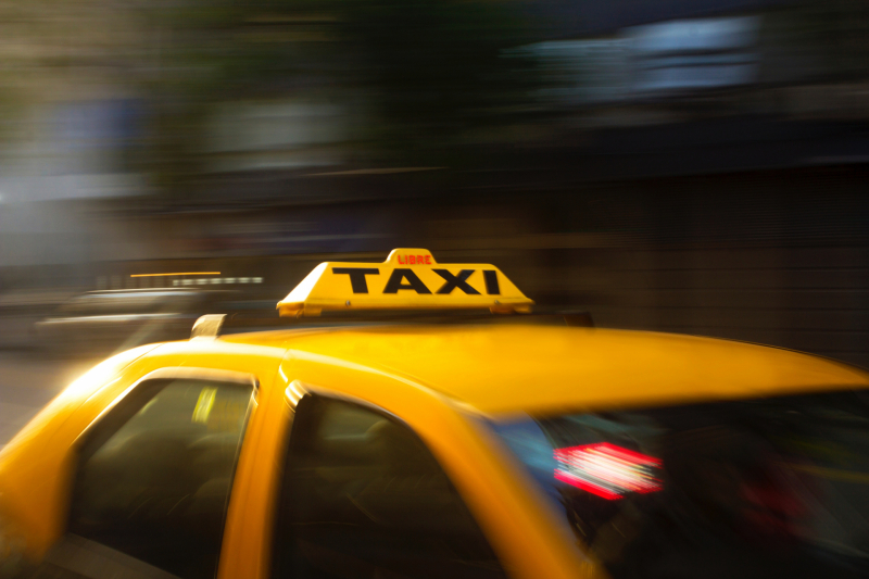 Dronken passagier laat taxi rondrijden en weigert te betalen