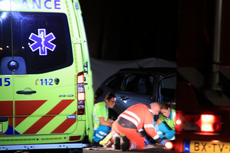 Vrouw overleden na botsing tegen boom