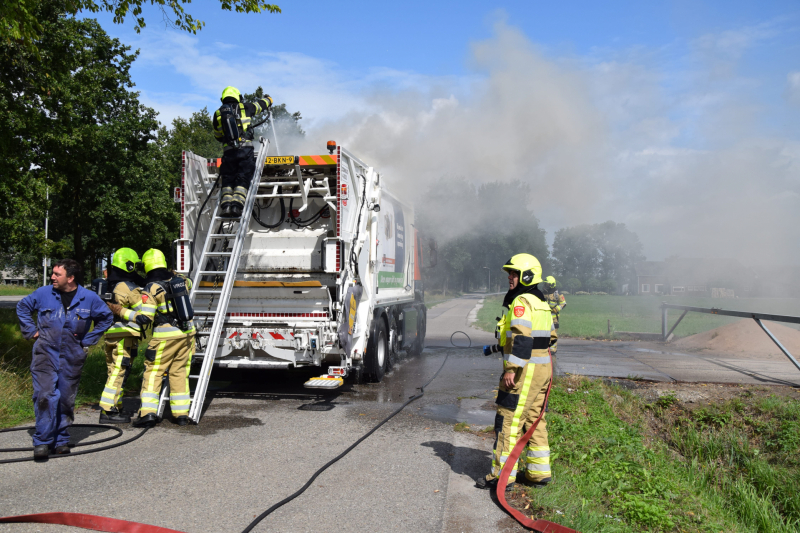 Lading vuilniswagen vliegt in brand