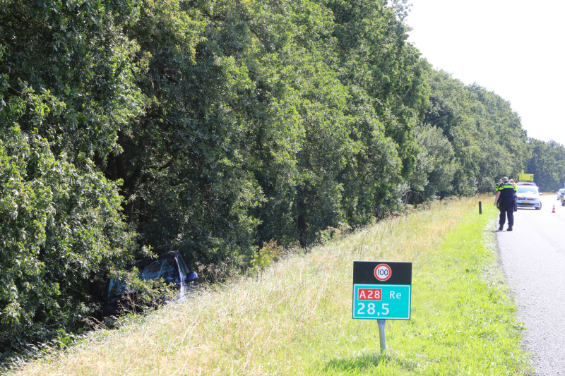 Bestelbus van A28 geraakt