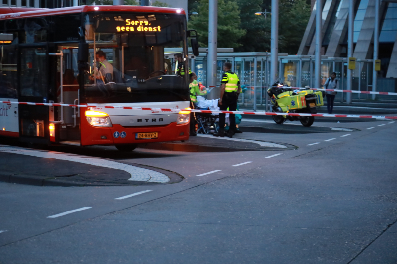 Man (39) schrikt en valt achterover