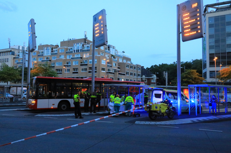 Man (39) schrikt en valt achterover