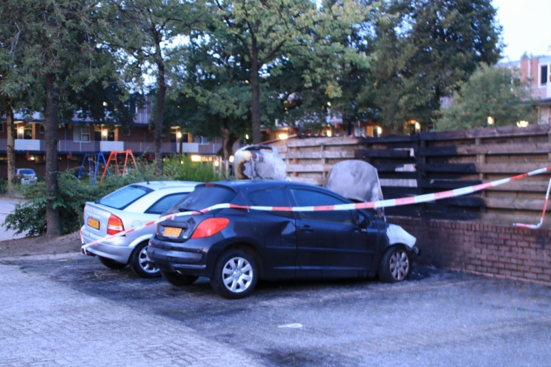Twee autoÂ’s uitgebrand in woonwijk