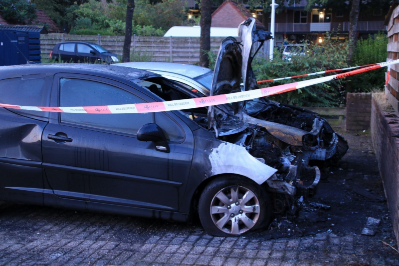 Twee autoÂ’s uitgebrand in woonwijk