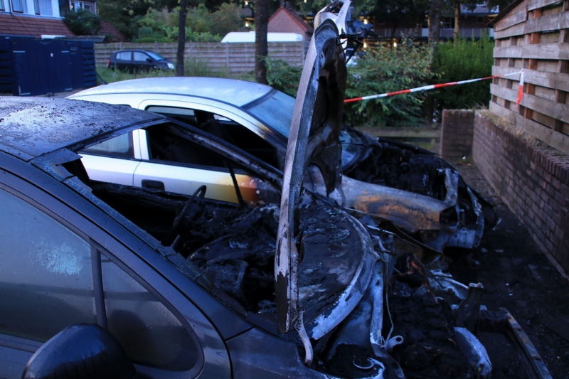 Twee autoÂ’s uitgebrand in woonwijk