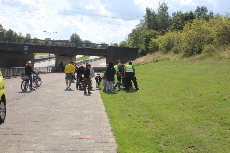 Vrouw gewond na ongeval op fietspad