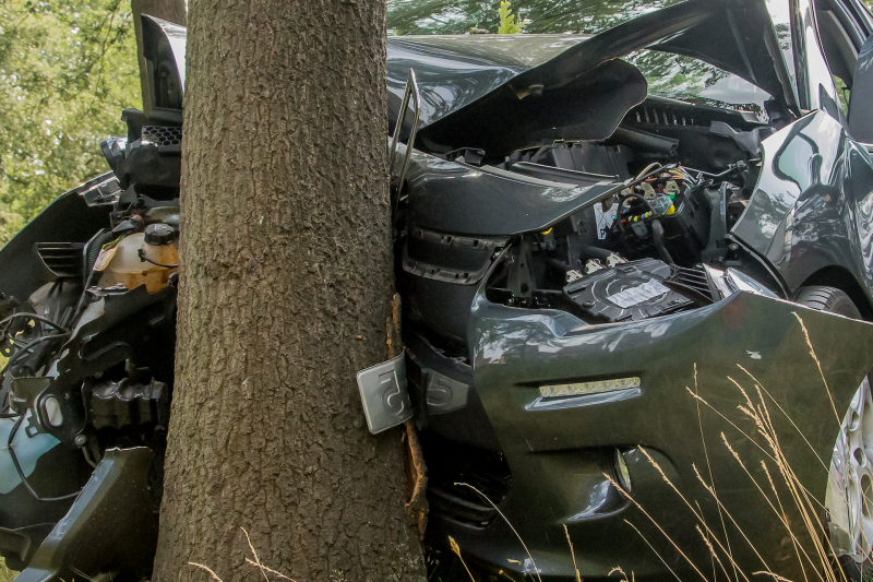 23-jarige automobilist lang bekneld na botsing tegen boom