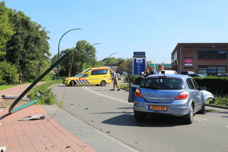 Auto vliegt uit de bocht ramt lantaarnpaal; bestuurder aangehouden