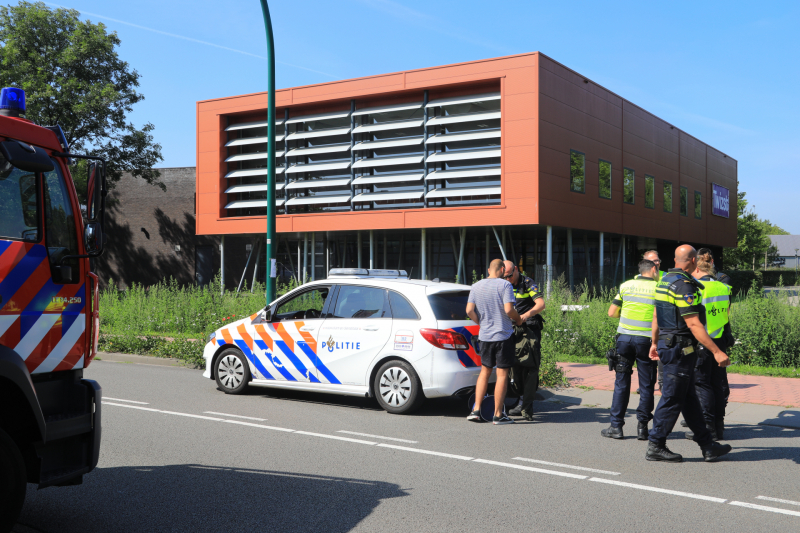 Auto vliegt uit de bocht ramt lantaarnpaal; bestuurder aangehouden