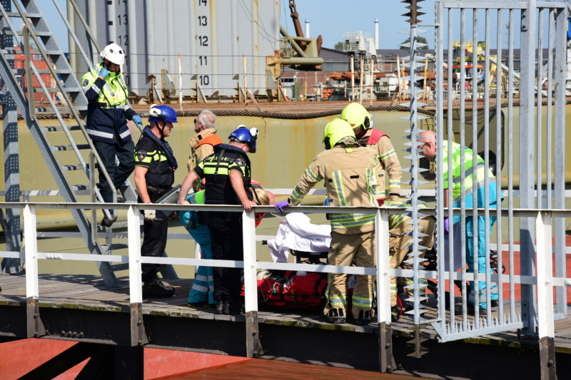 Man zwaargewond na val op schip