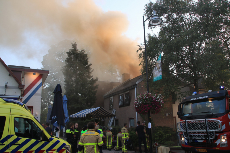 Personen vermist bij flinke brand in pand Leger des Heils