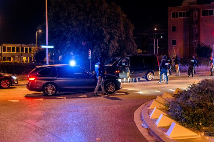 2950 kilo cocaÏne in zeecontainers; arrestatieteam doet inval