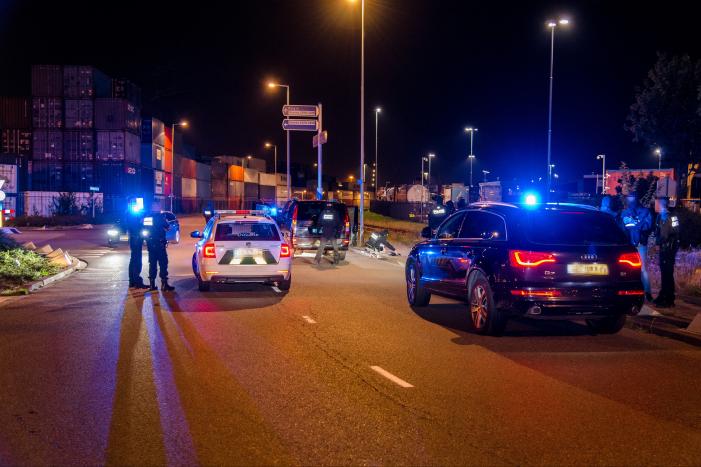 2950 kilo cocaÏne in zeecontainers; arrestatieteam doet inval