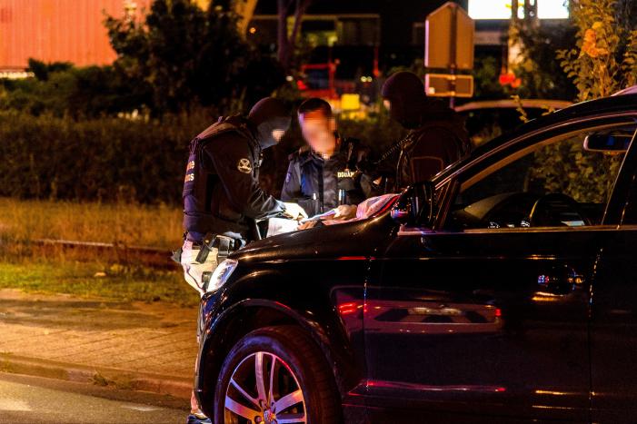 2950 kilo cocaÏne in zeecontainers; arrestatieteam doet inval