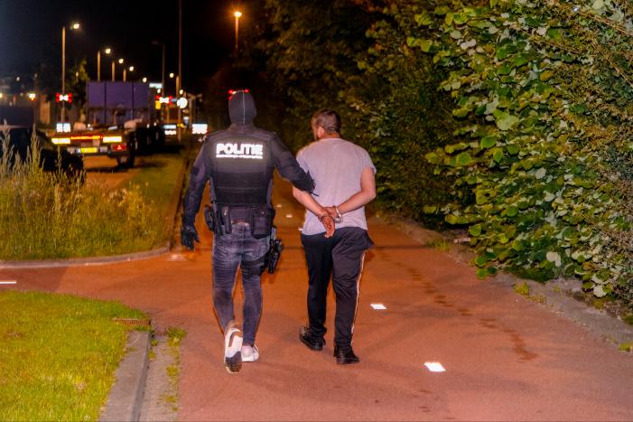 2950 kilo cocaÏne in zeecontainers; arrestatieteam doet inval