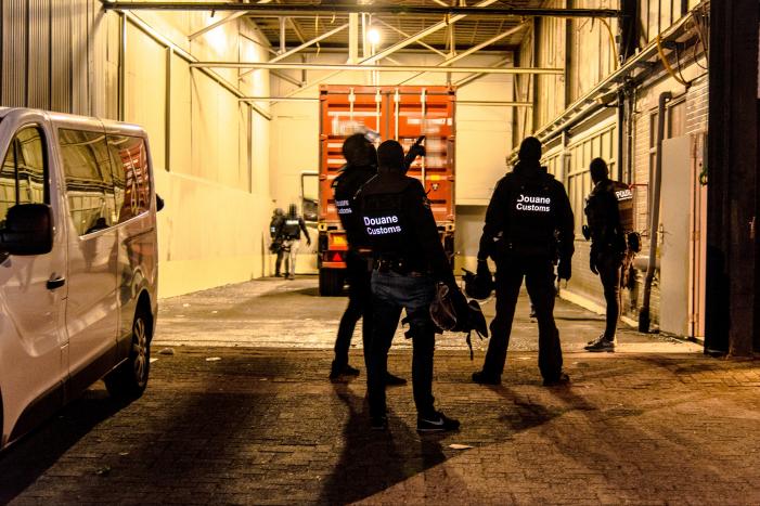 2950 kilo cocaÏne in zeecontainers; arrestatieteam doet inval