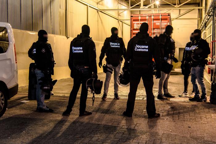2950 kilo cocaÏne in zeecontainers; arrestatieteam doet inval